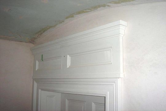 Altbausanierung Kopfstueck ueber profilierter Zimmertuer