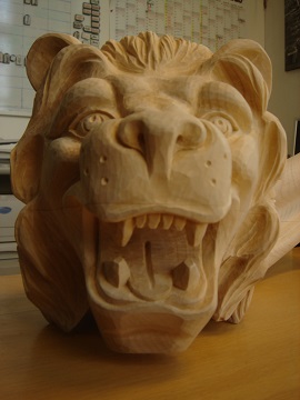 geschnitzter Loewenkopf als Handlaufabschluss