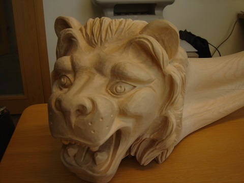 handgeschnitzter Loewenkopf als Handlaufeabschluss