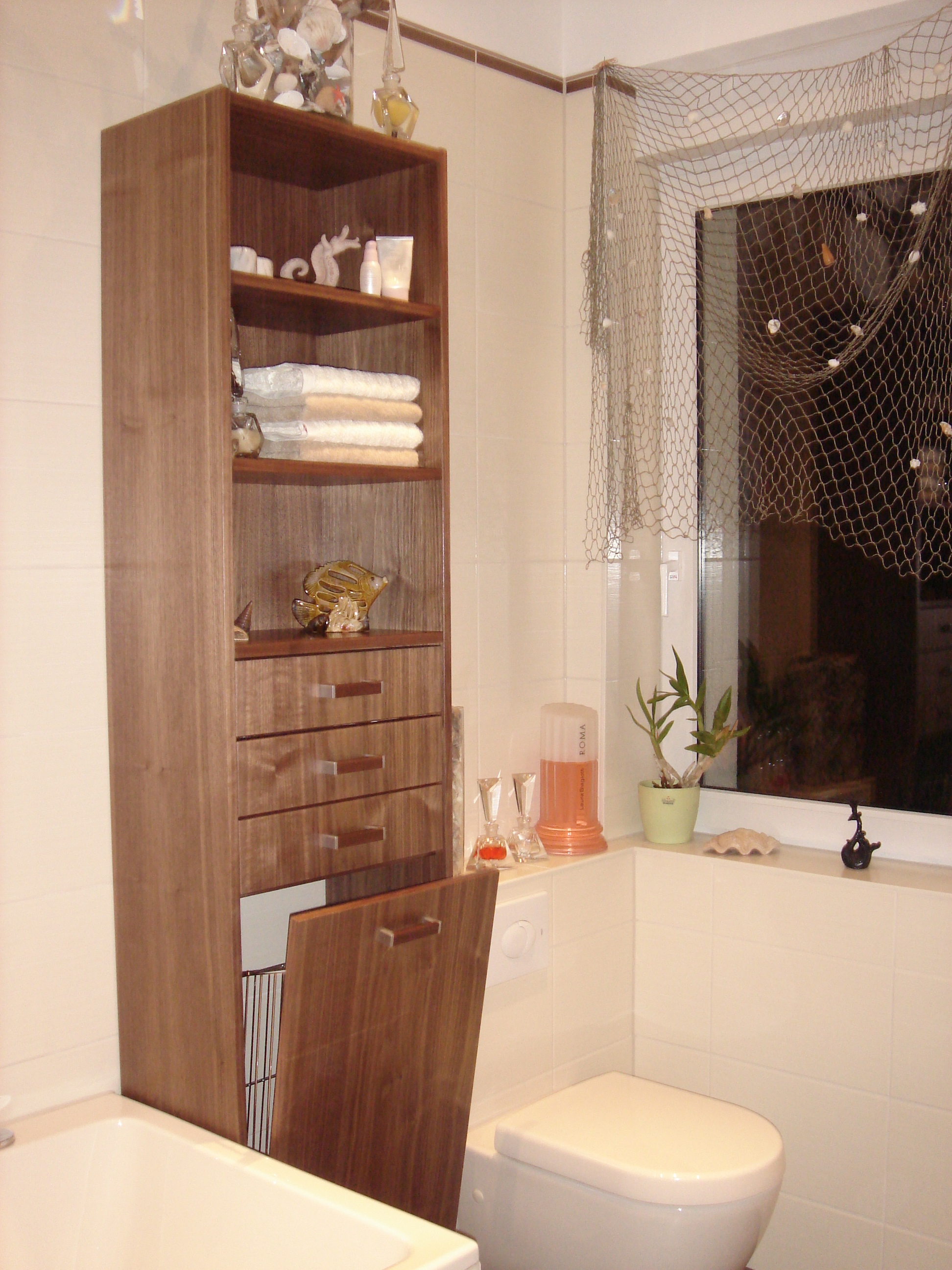 Badschrank Nussbaum mit Klappfach fuer Waeschekorb