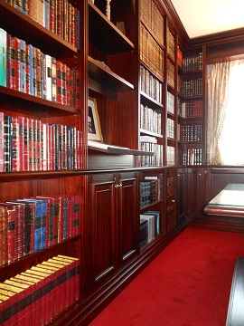 Regalwand mit Einbauschrank