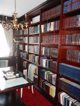 raumumlaufendes Buecherregal