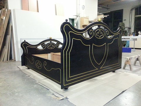 Doppelbett mit Ornamentik