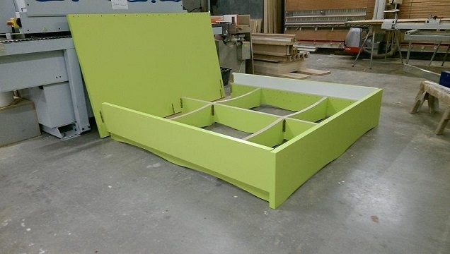 Doppelbett mit hohem Kopfteil