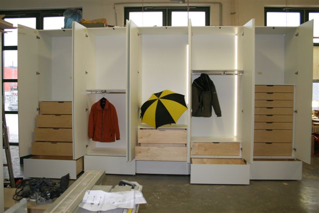 beleuchteter Einbauschrank mit Schubkaesten