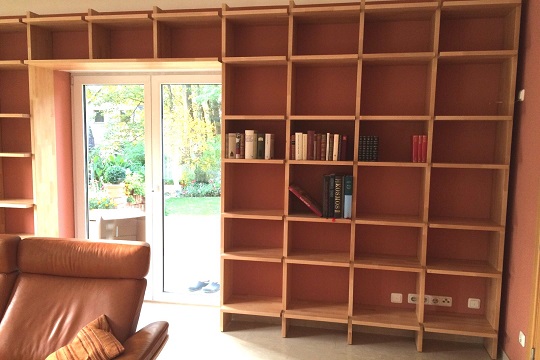 Einzelanfertigung Buecher-Regalwand aus Buche-Vollholz