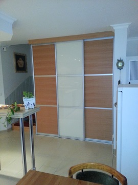 Schiebetueren mit Mattglasfuellungen