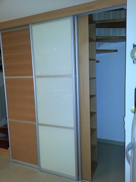 beidseitig, begehbarer Schiebetuerenschrank