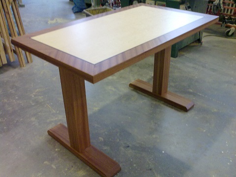 Mahagonitisch mit Ahorneinlage