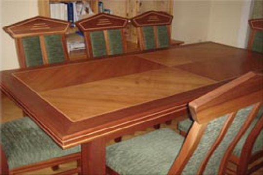 Mahagonitisch mit Furnierbild und eingelegter Ahornader