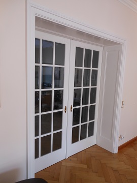 zweiflueglige Schiebetuer mit Facettenscheiben und profilierter Durchgangszarge