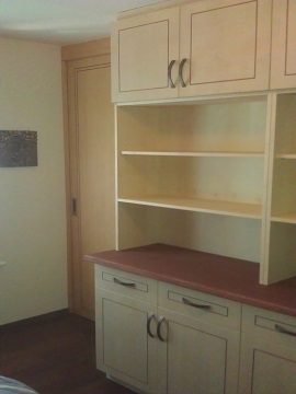 Ahornmoebel mit eingefaester, umlaufender Sapeli-Holzader