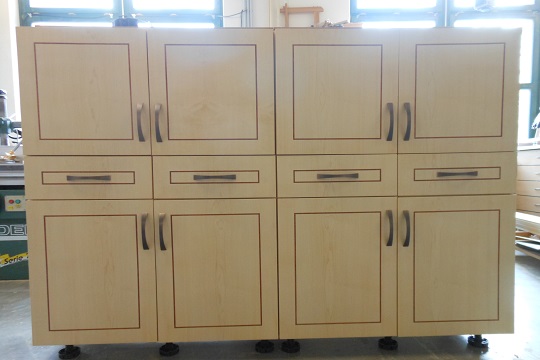 Ahornschrank mit zweifluegligen Tueren und Schubkaesten