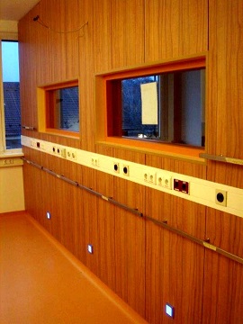Wandvertaefelung mit Funktionsleiste Krankenhaus Koepenick