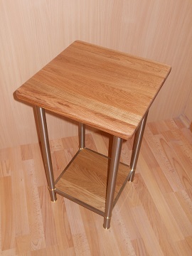 kleiner Metalltisch mit geoelten Bucheholzplatten