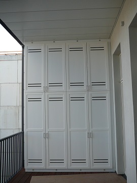 massgefertigter Einbauschrank fuer den Aussenbereich geschlossen (Balkon)