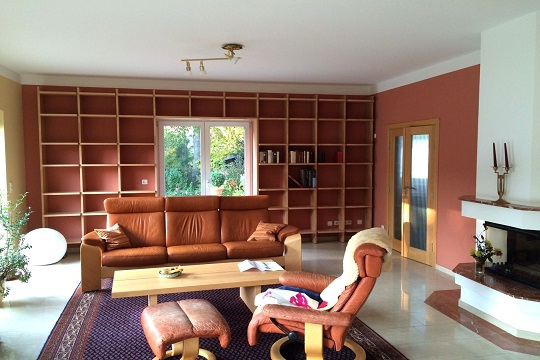 offene, raumhohe Buecher-Regalwand