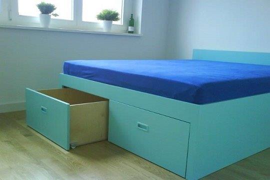 tuerkisfarbenes Doppelbett Ansicht