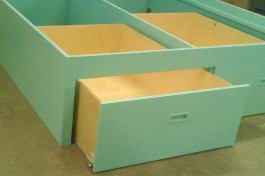 tuerkisfarbenes Doppelbett Bettkastenschuebe