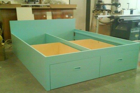 tuerkisfarbenes Doppelbett Fertigung
