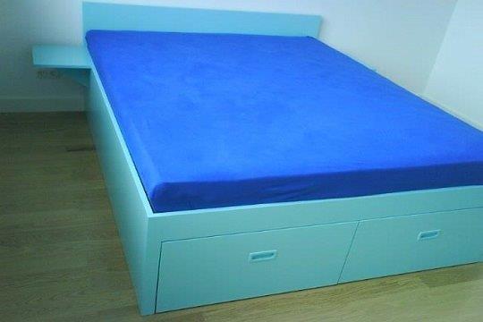 tuerkisfarbenes Doppelbett