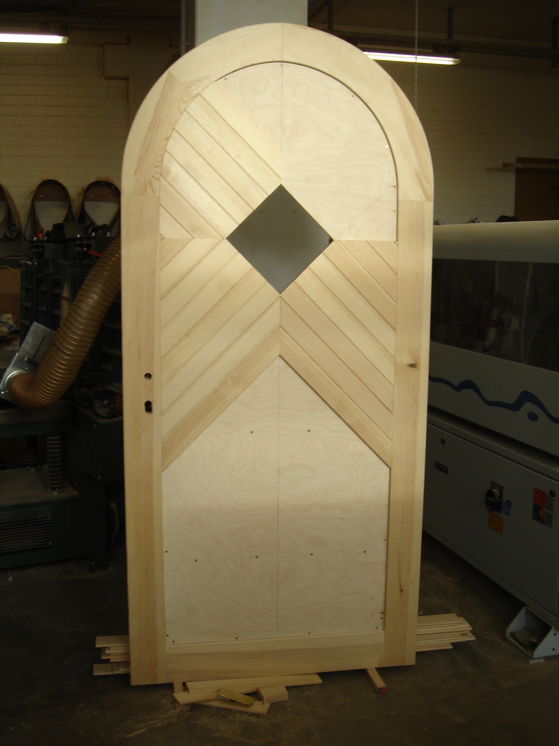 Hauseingangstuer mit Rundbogen -Fischgraetenmuster