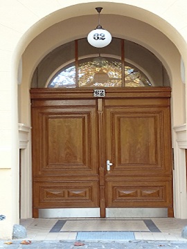 zweifluegliches Hauseingangstor mit Rundbogen