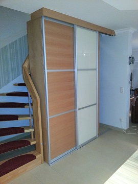 Nischen-Einbauschrank unter der Treppe