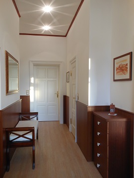 umlaufende Wandpaneele in Mahagoniholz im Dielenbereich mit Rahmenfuellungstueren und Einbaumoebel