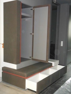 stoffbezogene Flurgaderobe als Eckschrank