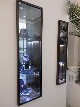 Holz-Glasvitrine Makassarholz mit Beleuchtung