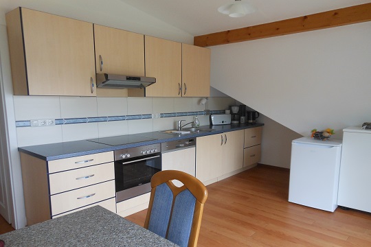 Einbaukueche Ahorn mit blauer Kante in DG-Wohnung