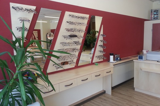 Optiker Koehler Brillenwand 2