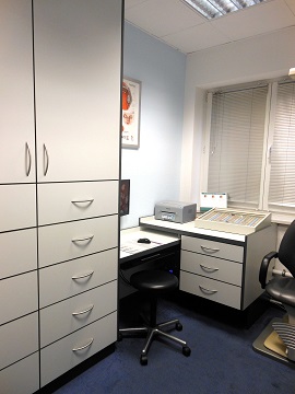 Optiker RAMIN Pruefraum 2 Kontaktlinsen