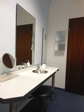 Optiker RAMIN Pruefraum Kontaktlinsen Kundenplatz