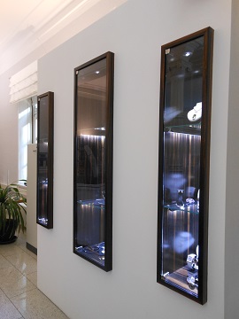 Schrankelement mit innenliegenden Schmuckvitrinen aus Makassar-Ebenholz