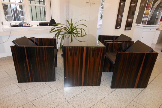 Sitzmoebel und Tisch aus Makassar-Ebenholz