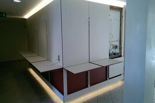 beleuchteter Funktionsschrank im Flurbereich offen