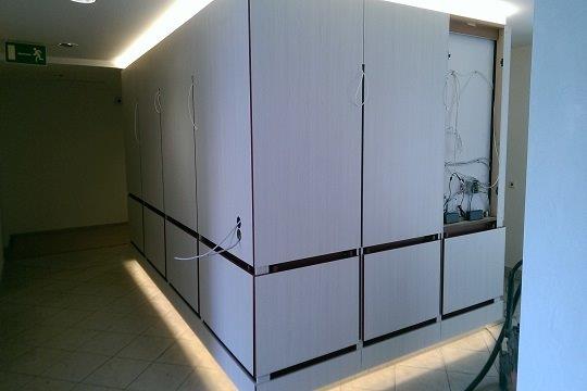 beleuchteter Funktionsschrank im Flurbereich