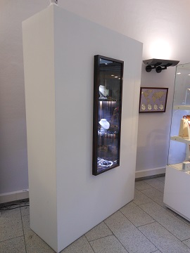 mobiles, auf Rollen gelagertes Schrankelement mit beleuchteter Vitrine - abschließbar