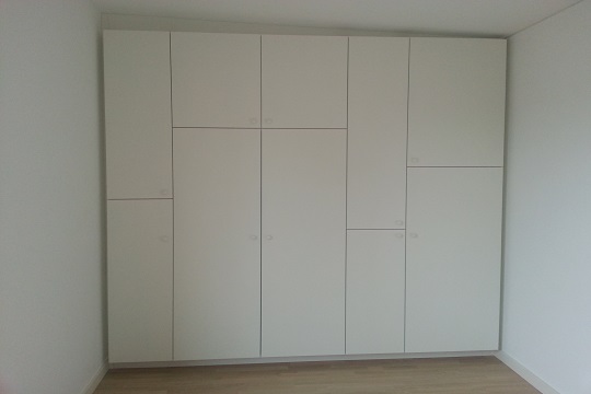 weisser Einbauschrank