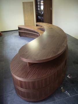 nierenfoermig geschwungener Infotresen 