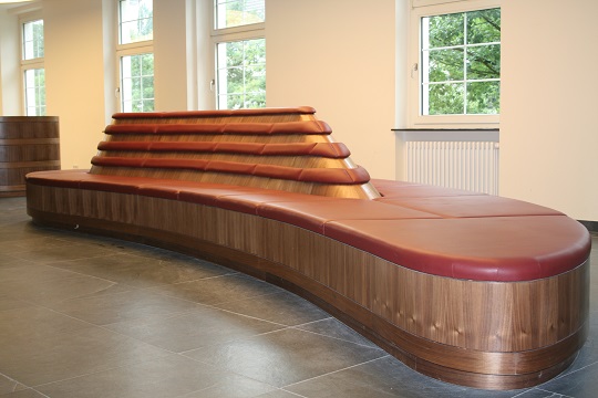 Synagoge Sitzmoebel Seitenansicht