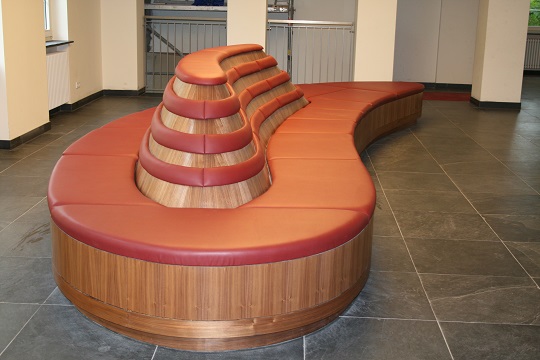 Synagoge Sitzmoebel in der Lobby