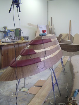 Synagoge Sitzmoebel rote Polsterung in Werkstatt