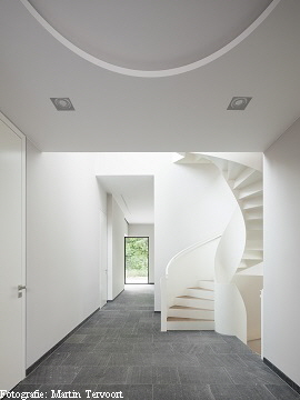 Wohneingangsbereich mit Wendeltreppe